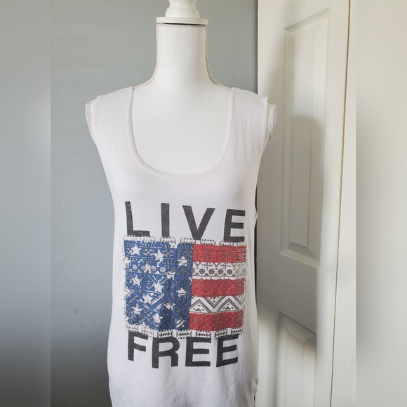 Tops - White top " LIVE FREE"